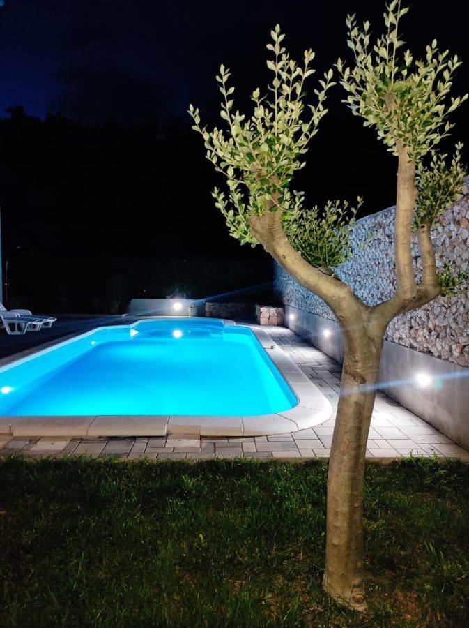 Village Holiday Apartman With Heated Pool Maslina Kostanje Εξωτερικό φωτογραφία