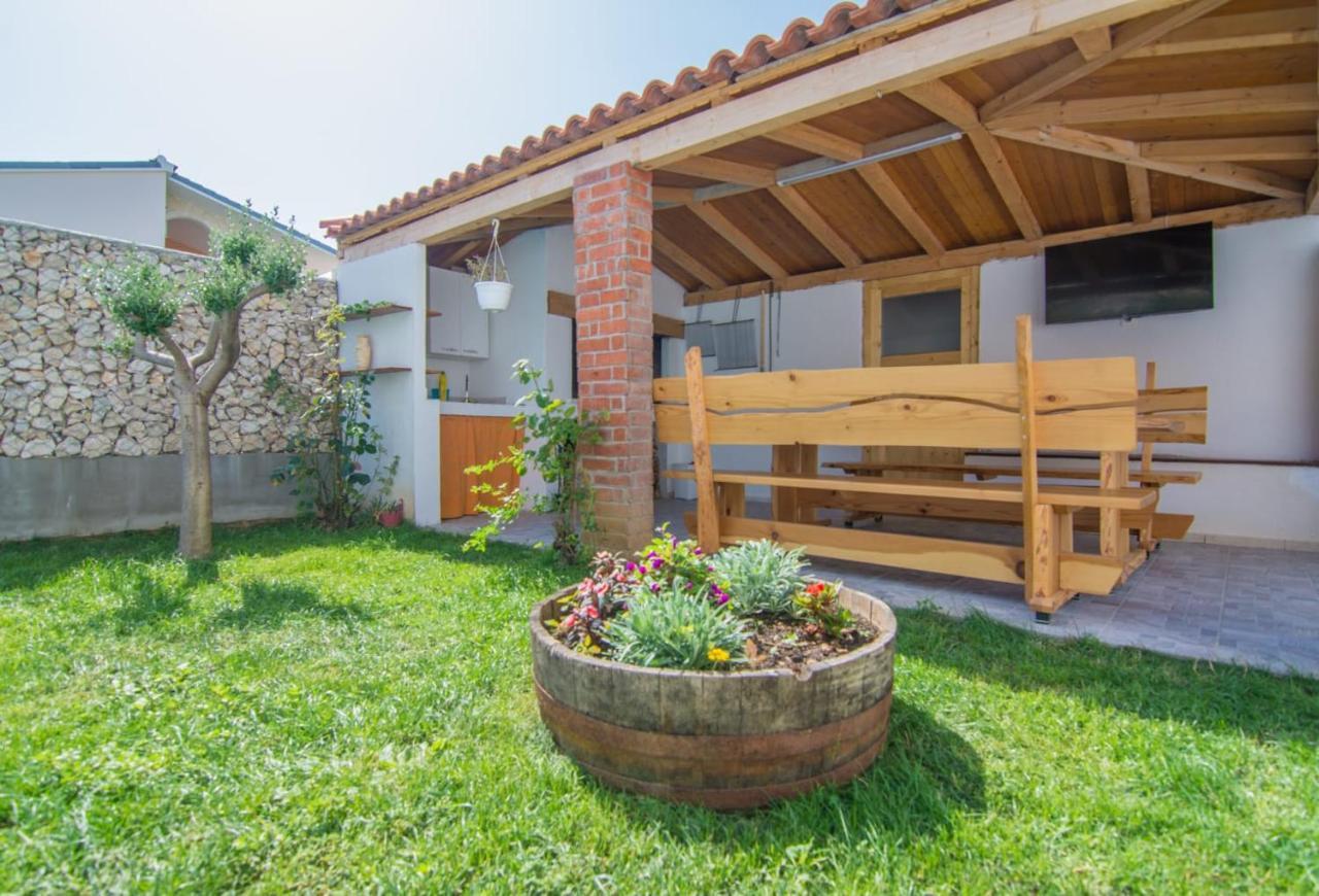 Village Holiday Apartman With Heated Pool Maslina Kostanje Εξωτερικό φωτογραφία