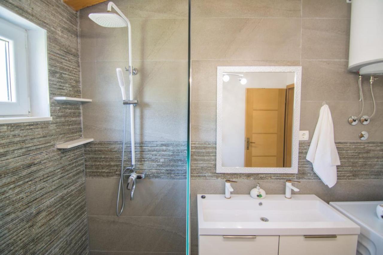 Village Holiday Apartman With Heated Pool Maslina Kostanje Εξωτερικό φωτογραφία